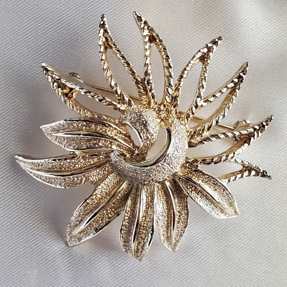 Vintage Sarah Coventry Star Burst Textured Gold Tone‎ Pin Brooch Signed